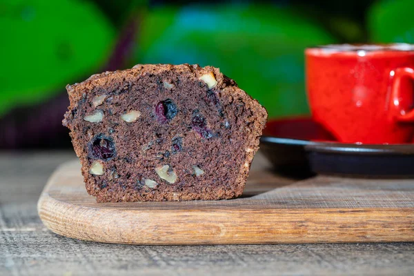 Halb Schokoladen Muffin Mit Blaubeeren Und Walnüssen Auf Einem Holztisch — Stockfoto