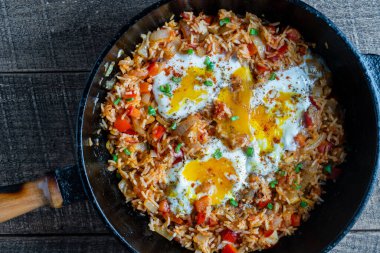 Kızarmış yumurtalı pilav, kırmızı biber, domates ve soğan. Yaklaş, Ukrayna. Yemek arkaplanı. Sağlıklı yemek.