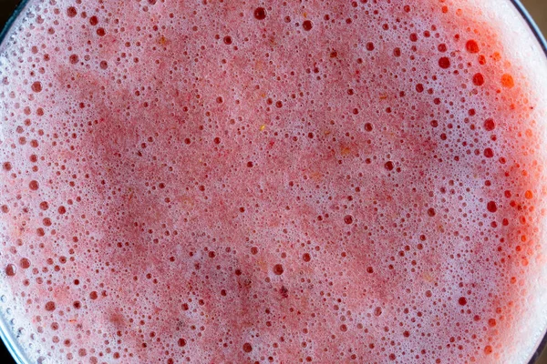 健康的饮食 节食和素食概念 一杯草莓汁软糖 粉色草莓奶昔与香蕉和蜂蜜在木制背景 顶部视图 — 图库照片
