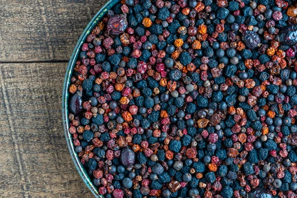 背景为自制的干野生浆果 食品背景 健康的食物 混合着五彩缤纷的干浆果 — 图库照片