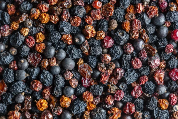 背景为自制的干野生浆果 食品背景 健康的食物 混合着五彩缤纷的干浆果 — 图库照片