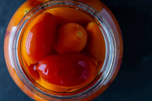 Pomidory Szklanym Słoiku Bliska Roztwór Przechowywania Domu Pomidor Marynowany Widok — Zdjęcie stockowe