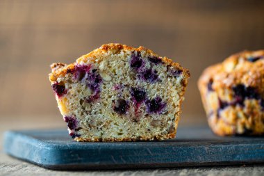 Tahta masada yaban mersinli ve cevizli yarım kek. Yaklaş. Tahtada tatlı hamur işleri var. Kahvaltıda taze kek.