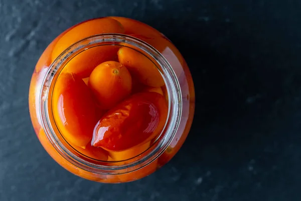 유리병 통조림 토마토를 가정용 용액을 넣었습니다 토마토 — 스톡 사진