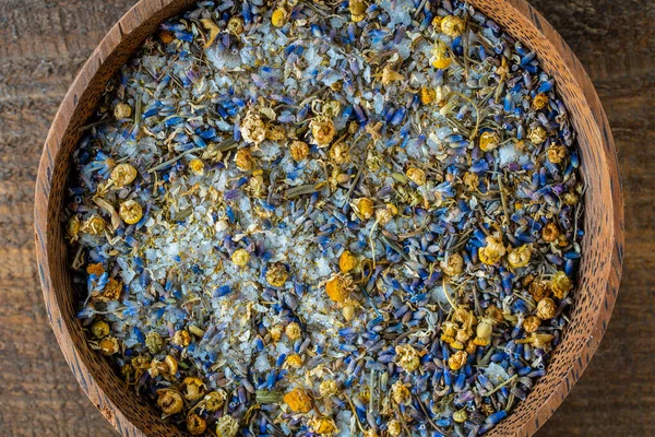 Hav Himalaya Salt Med Torr Lavendel Och Kamomill Blommor Närbild — Stockfoto