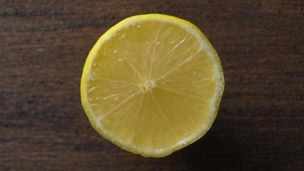 Ripe Half Yellow Lemon Citrus Fruit Wooden Background Close Top — Vídeo de Stock