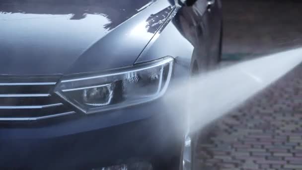 Waschen Eines Blauen Autos Mit Hochdruck Wasserreiniger Freien Nahaufnahme — Stockvideo