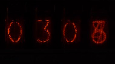 Cihazın üzerindeki vakum tüpü görüntüsü saniyeleri sayıyor. Vintage lamba zamanlayıcısında numaralar gösteriliyor, yakın çekim, nixie tüpü göstergesi. Parlama deşarj göstergesi