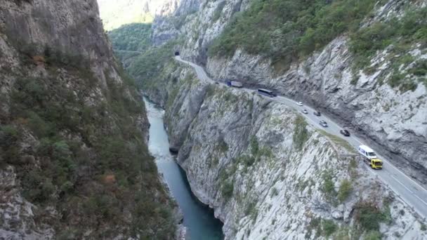 Tara Nehri Kanyonu Kuzey Karadağ Avrupa Seyahat Doğa Konseptinde Arabalı — Stok video