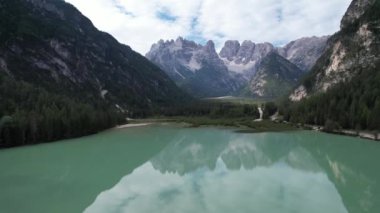 Güney Dolomites dağları, vadi ve Durrensee gölü, İtalya, seyahat ve doğa konseptinin hava manzarası. Drrensee Gölü Landro veya lago di landro Durrensee, Kuzey İtalya, Güney Tyrol