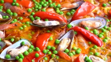Kızartma tavasında İspanyol deniz ürünleri paella, midye, karides ve sebze. Deniz ürünleri paella arka planı, yakın plan, geleneksel İspanyol pilav yemeği.