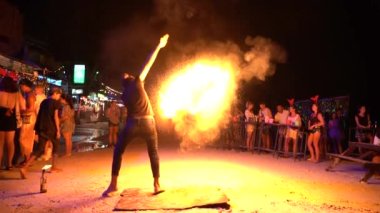 KOH PHANGAN, THAILAND - 25 ARALIK 2018: dolunay partisinden önce Koh Phangan adasındaki plajda muhteşem ateş gösterisi