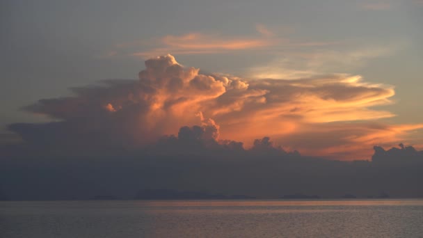 Nuvens Tempestade Durante Pôr Sol Pôr Sol Colorido Sobre Água — Vídeo de Stock