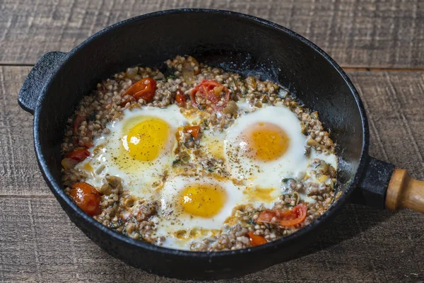 Haşlanmış Karabuğday Kızarmış Yumurta Kırmızı Biber Domates Soğan Yakın Plan — Stok fotoğraf