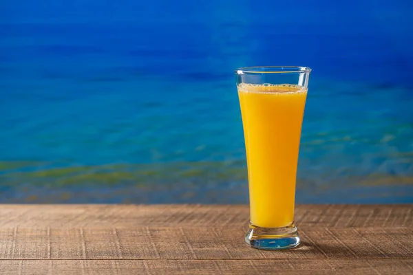 Vers Geperst Sinaasappelsap Glas Houten Tafel Met Zeewaterachtergrond Zonnige Zomerdag — Stockfoto