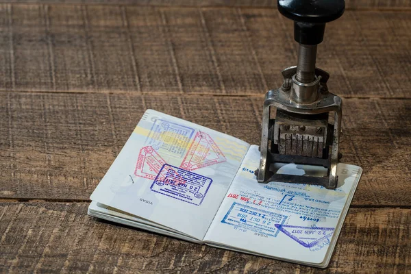 空港での入国審査とパスポート管理 国境管理国際パスポートのスタンプを閉じます 休暇と旅行のコンセプト — ストック写真