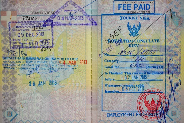 タイの税関から切手で旅行したウクライナのパスポートのページの中 タイ国境を越えるときにパスポートの国境スタンプを閉じます 休暇と旅行のコンセプト — ストック写真
