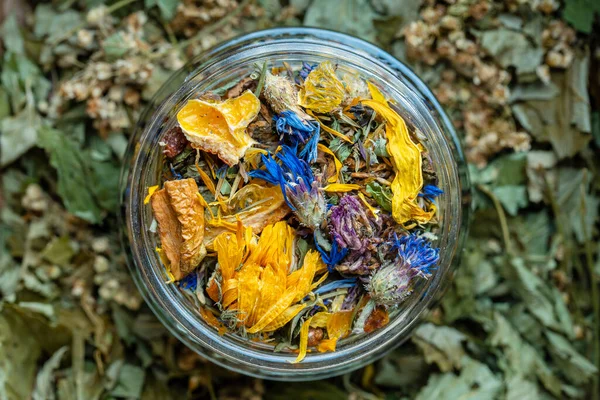 Сухой Цветок Травяные Чайные Листья Стеклянной Банке Травяная Коллекция Ромашки — стоковое фото