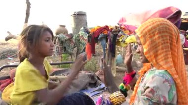 PUSHKAR, INDIA - 17 Kasım 2018: Çöldeki Hintli yoksul çocuklar Thar zamanında Pushkar Camel Mela kutsal şehir Pushkar, Rajasthan, Hindistan, yakınlarında, kapatın