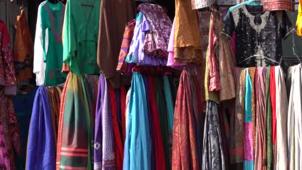 Assortiment Van Kleurrijke Kleding Koop Lokale Straat Markt Udaipur Rajasthan — Stockvideo