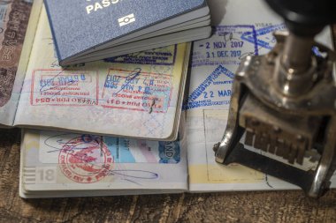 Havaalanında göçmenlik ve pasaport kontrolü. Uluslararası pasaporttaki bir pulu kontrol et, kapat. Tatil ve seyahat kavramı