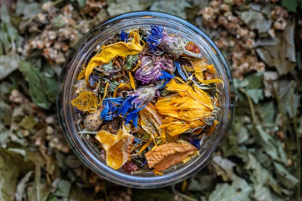 Сухой Цветок Травяные Чайные Листья Стеклянной Банке Травяная Коллекция Ромашки — стоковое фото