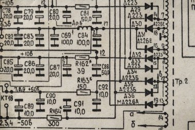 Eski radyo devresi eski kağıt elektrik şemasına eğitim, elektrik endüstrisi ve onarım için arka plan olarak basılmış. SSCB 'den elektrik telsiz şeması, kapatın.