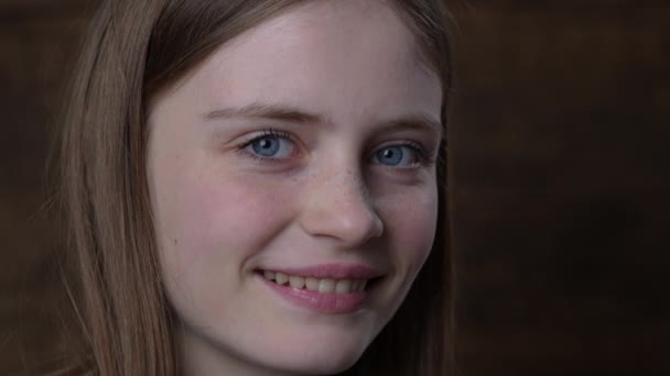 Egy Gyönyörű Fiatal Lány Portréja Szőke Hajjal Szeplőkkel Aki Felnéz — Stock videók
