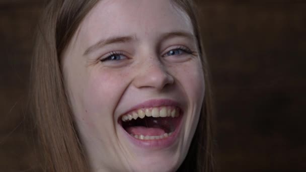Portret Van Een Mooi Gelukkig Meisje Met Blond Haar Sproeten — Stockvideo