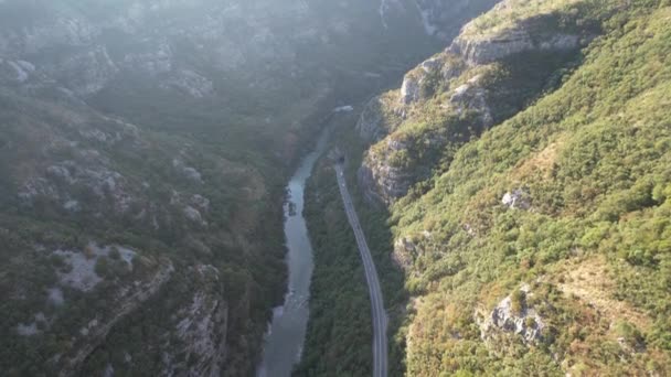 Widok Lotu Ptaka Kanion Rzeki Tara Duże Góry Drogi Samochodami — Wideo stockowe