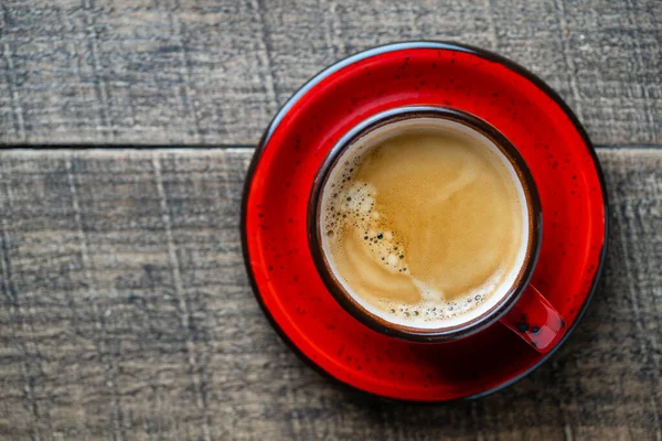 木製の背景にソーサー付きの赤い磁器コーヒーカップ トップビュー コピースペース クローズアップ 朝食にホットコーヒー — ストック写真