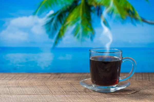 Kubek Gorącej Czarnej Kawy Drewnianym Stole Wodą Morską Palmą Kokosową — Zdjęcie stockowe