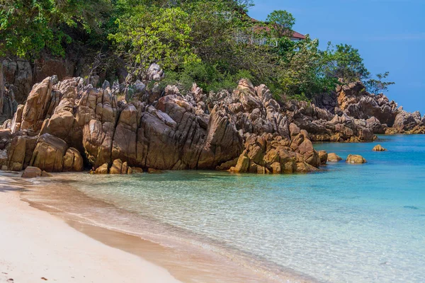 Praia Areia Tropical Bonita Com Água Mar Rochosa Azul Pela — Fotografia de Stock