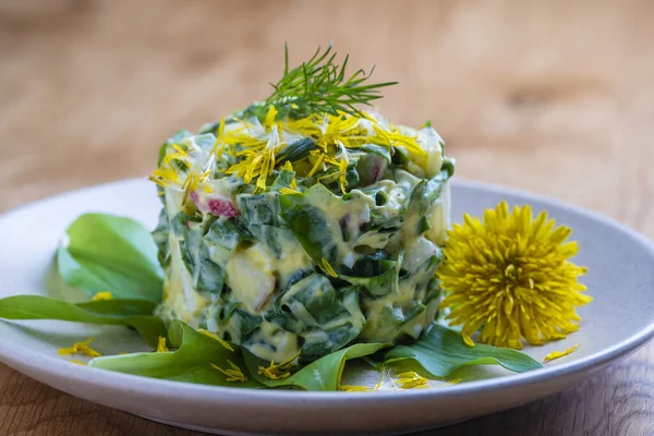Sağlıklı Yeşil Pırasa Salatası Haşlanmış Yumurta Tabakta Ekşi Krema Yakın — Stok fotoğraf