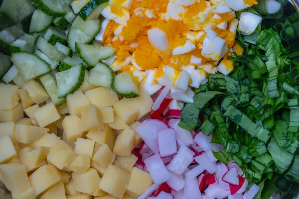 Verse Ingrediënten Salade Kom Close Gehakte Groene Wilde Knoflook Gepocheerd — Stockfoto