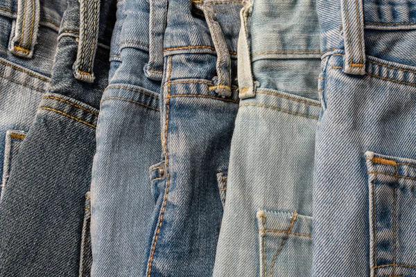 Veel Spijkerbroeken Sluiten Denim Achtergrond Het Concept Van Kopen Verkopen — Stockfoto