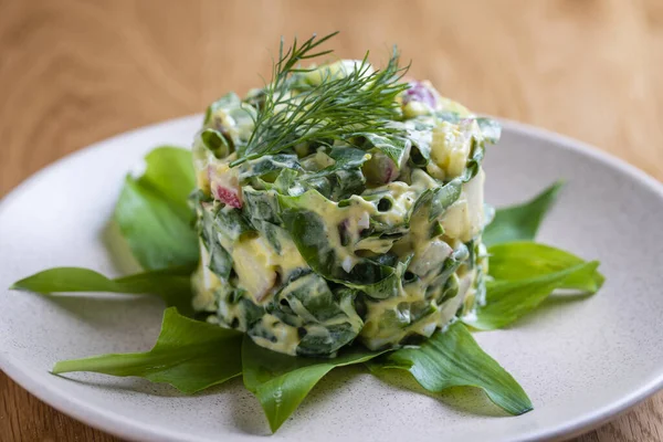 Gezonde Salade Van Groene Wilde Prei Gepocheerd Komkommer Radijs Gekookte — Stockfoto