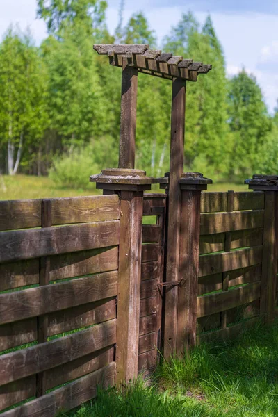 Kerítés Zárt Ajtóval Zöld Fűvel Egy Tavaszi Napon Kertben — Stock Fotó