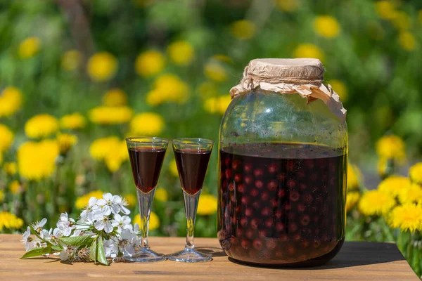 Homemade Cherry Brandy Two Glasses Glass Jar Wooden Table Summer — Stock Photo, Image
