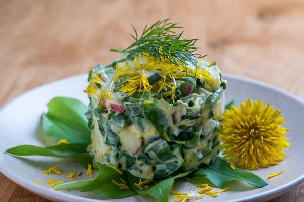 Υγιεινή Σαλάτα Από Πράσινο Άγριο Πράσο Αυγό Ποσέ Αγγούρι Ραπανάκι — Φωτογραφία Αρχείου