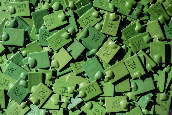 Wiele Zabytkowych Zielonych Kondensatorów Ceramicznych Zbliżenie Elektroniczne Tło Przemysłowe Stare — Zdjęcie stockowe