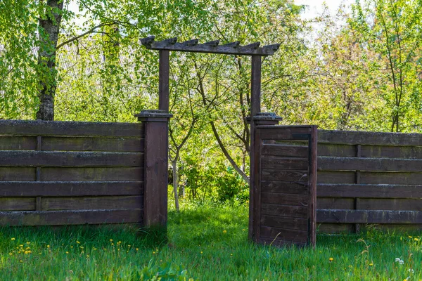 Ξύλινος Φράχτης Κήπου Ανοιχτή Πόρτα Και Πράσινο Γρασίδι Μια Ανοιξιάτικη — Φωτογραφία Αρχείου