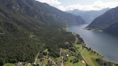 Hallsttter 'ın havadan görünüşü ya da Hallstatt Gölü ve büyük dağlar Avusturya' daki Hallstatt köyünün yanında, seyahat ve doğa konsepti