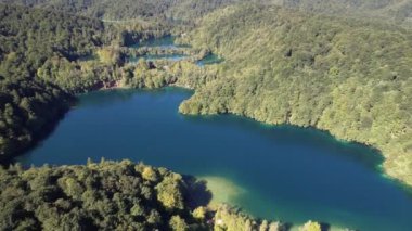 Yazın Hırvatistan, Orta Avrupa, seyahat ve doğa kavramında ormanla ünlü Plitvice Gölleri üzerinde uçmak