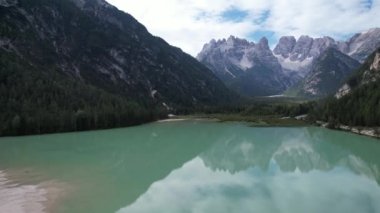 Güney Dolomites dağları, vadi ve Durrensee gölü, İtalya, seyahat ve doğa konseptinin hava manzarası. Drrensee Gölü Landro veya lago di landro Durrensee, Kuzey İtalya, Güney Tyrol