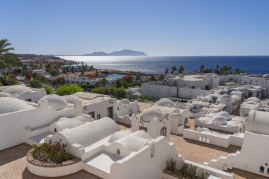 Güneşli bir günde, Kızıl Deniz kıyısındaki beyaz duvar binaları tatil köyü Sharm El Sheikh, Mısır mimari konsepti.