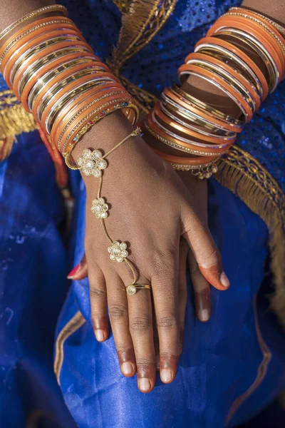 Mains Femme Indienne Portant Des Bracelets Colorés Inde Gros Plan — Photo
