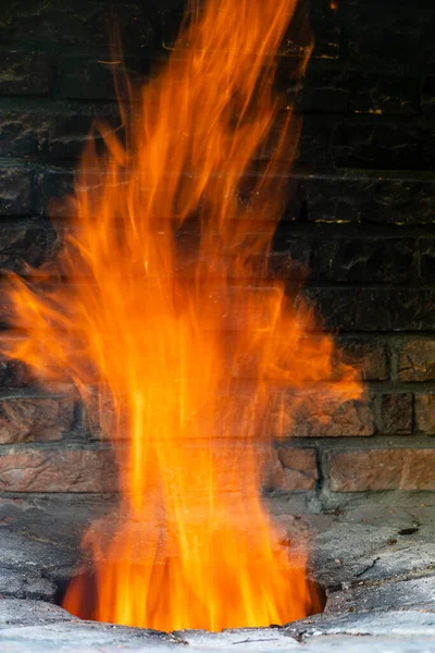 Μεγάλη Φωτιά Μια Πόρτα Του Σπιτιού Στο Εξοχικό Κλείστε Καυσόξυλα — Φωτογραφία Αρχείου