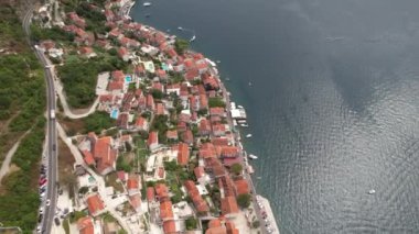 Karadağ 'ın eski Perast kasabası, mavi deniz ve dağlarının havadan görünüşü. Adriyatik Denizi 'nin Dalmaçya kıyıları, Avrupa. Seyahat ve doğa kavramı
