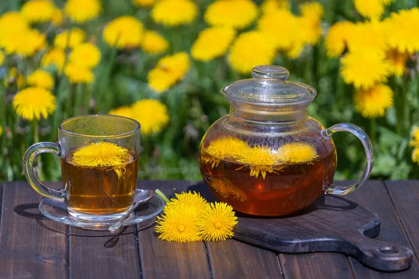 Gezonde Paardenbloem Thee Een Glazen Theepot Houten Tafel Lentetuin Close — Stockfoto